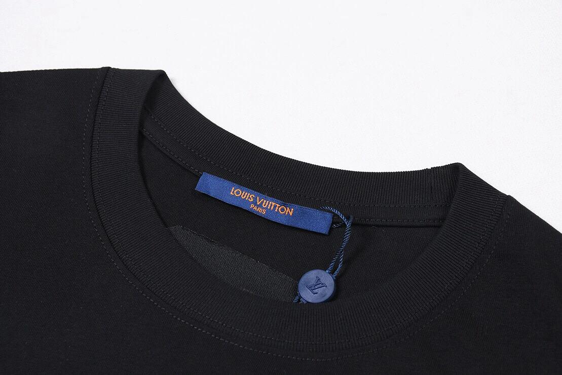 Solid color T-shirt with embroidery on the chest