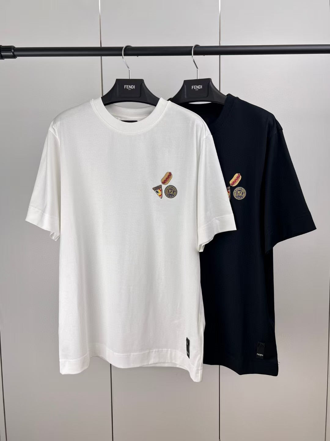 Bread badge embroidered T-shirt short sleeved