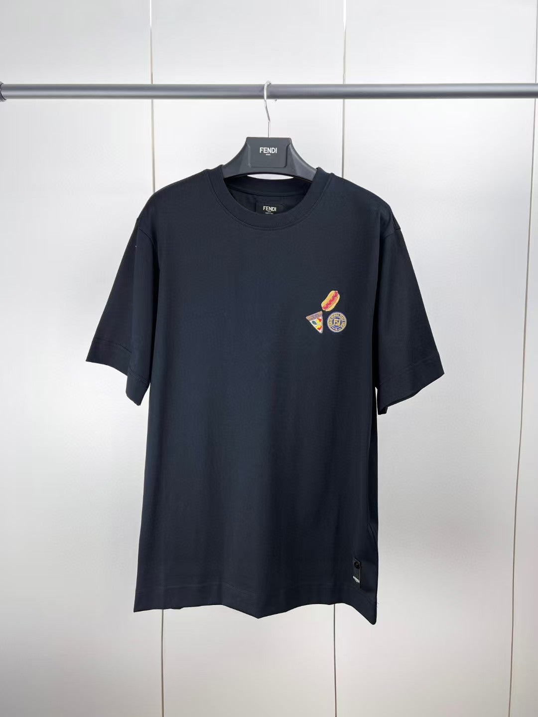 Bread badge embroidered T-shirt short sleeved